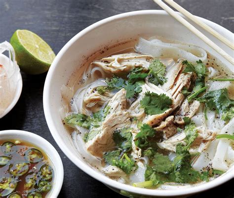 Malaysia's best fish head noodles! Fish Head Noodle Soup | Singapore Food