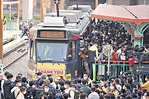 第二期輕鐵列車退役 乘客迫爆月台道謝 - 晴報 - 港聞 - 要聞 - D230227