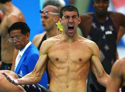 watch michael phelps does his iconic back slap at the pickleball tournament against nfl legend
