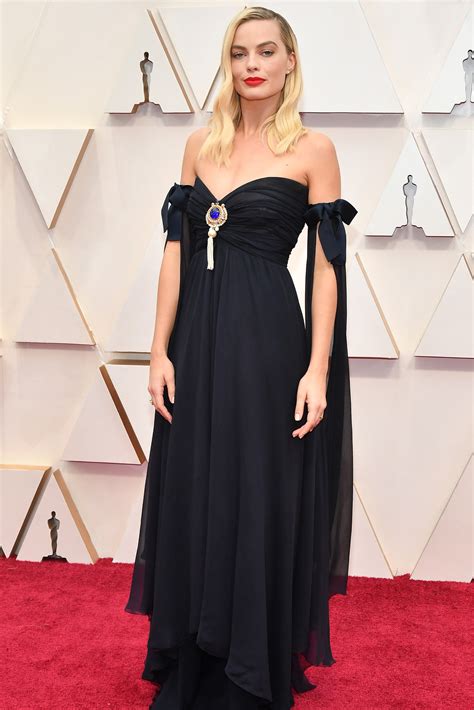 Margot Robbies Vintage Chanel Couture Dress At The Oscars 2020 Sends A
