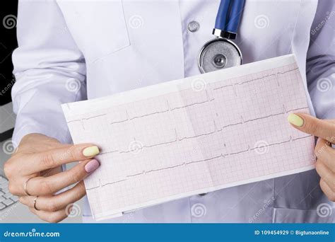 Electrocardiograma Ecg A Disposici N De Un Doctor De Sexo Femenino