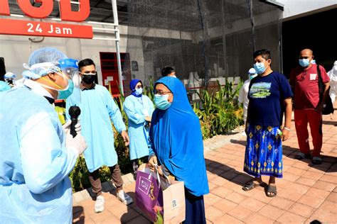 Wali Kota Surabaya Semangati Warga Isoman Di Rumah Sehat Dan Rs