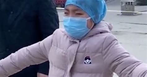 Niña Llora Porque No Puede Abrazar A Su Mamá Enfermera En China