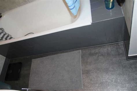 L'éclairage de salle de bain doit donc être parfait et bien adapté à l'espace : Comment Poser un Sol PVC sur du Carrelage Existant (Dalles PVC Clipsables) | Dalle pvc, Sol pvc ...