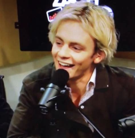 His smiiiiiiile ☺️ see what I did there - image #2728043 by taraa on