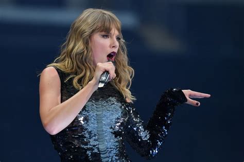 Watch Taylor Swift Get Stuck Mid Air During A Stage Malfunction