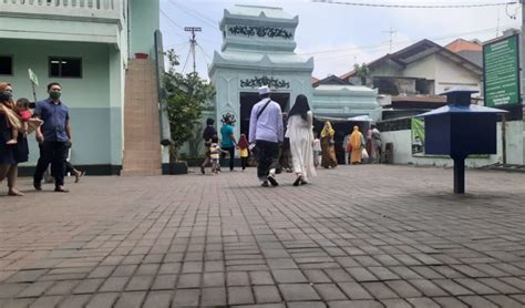 Namun hal tersebut bisa terjadi karena kuasa dan wujud kekuatan allah yang meliputi dunia. Tidak Ada Peringatan Isra Miraj di Masjid Ampel - Suara ...