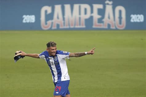 Sport lisboa e benfica ». FC Porto vs. Benfica FREE LIVE STREAM (12/23/20): Watch ...
