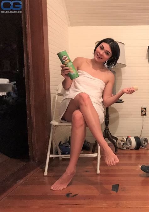 Daniella Pineda Facts Including Height Body Measurements Weight Hot Sex Picture