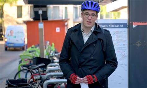 Karácsony pracoval pro společnost medián pro výzkum trhu a veřejného mínění jako vedoucí výzkumu. Karácsony levelet írt Orbánnak: országosan kötelező ...