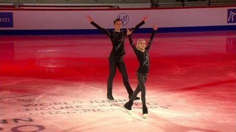 Болельщиков в ледовом дворце не было, выступления фигуристок сопровождали жидкие. Выступления. Чемпионат мира по фигурному катанию среди ...