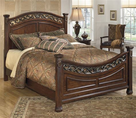 Signature Design By Ashley Leahlyn Traditional King Panel Bed With Ornate Headboard And