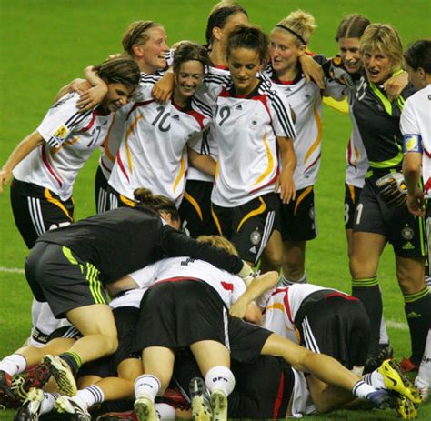 Sechseinhalb millionen menschen sind mitglied in einem der über 27.000 fußballvereine. Fussball: Deutschland bleibt Weltmeisterin - WELT