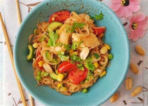 Стеклянная лапша на диете Салат фунчоза (стеклянная лапша) с курицей, овощами и азиатским соусом Салат фунчоза (стеклянная лапша) с курицей, овощами и азиатским соусом Стеклянная лапша на диете