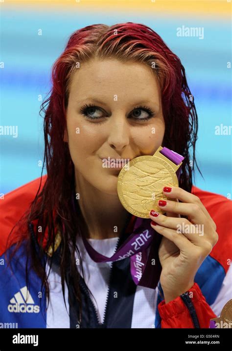 Jessica Jane Applegate De Grande Bretagne Avec Sa Médaille Dor Après La Victoire Dans Le 200m