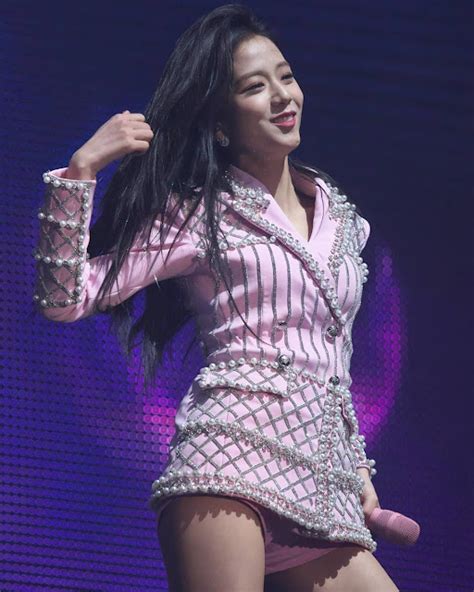 Blackpink Jisoo Shocks Fans With Absolutely Short Stage Outfit Daily K Pop News