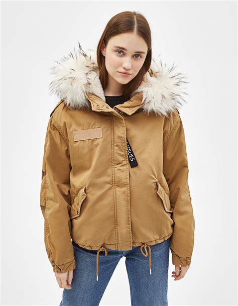 Influenced by the latest music, technology and social media trends. Modalite.net - Bershka - Short faux-fur-lined jacket