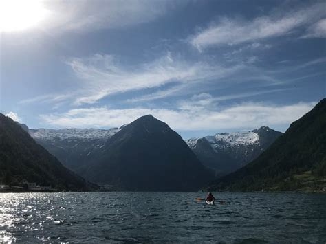 Det bygges nye høyspentmaster her, og arbeiderne fraktes opp og ned med helikopter. Gone Paddling (Balestrand) - 2021 All You Need to Know ...