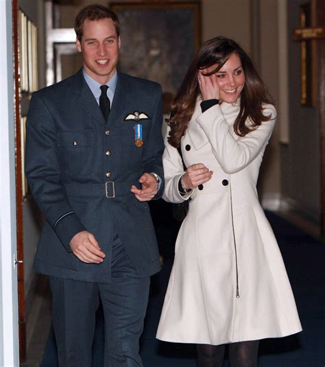 Prince william (center) and his best man, prince harry (left), are greeted by receiver general stephen lamport (right) as they arrive at westminster abbey ahead of william's royal wedding to kate middleton on april 29, 2011 in london. William et Kate : Ils doivent déjà réfléchir au divorce