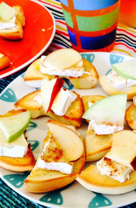 Apple And Brie Mini Bagel Appetizers Thomas Recipes Mini Bagels