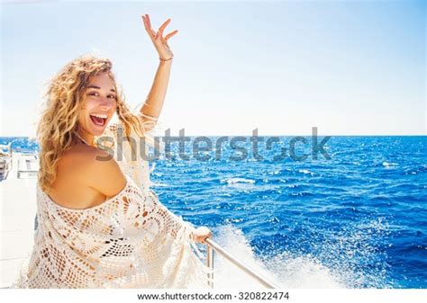 Mulher Relaxante Em Um Barco De Foto Stock 320822474 Shutterstock