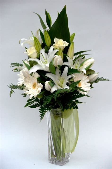 Il mazzolino di fiori è costituito da due rose bianche, da alcune piccole bacche bianche e. Bouquet di fiori bianchi. - Fiori De Berto - Consegna ...
