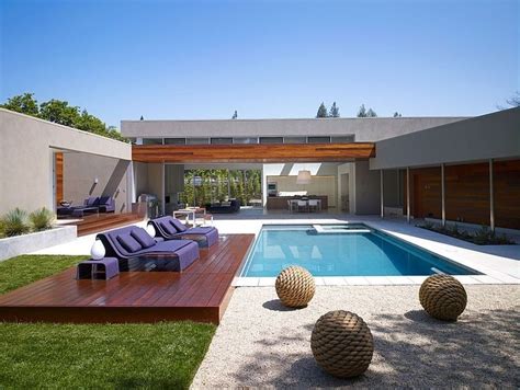 Teras bagian belakang dapat anda manfaatkan sebagai tempat. design kolam renang di halaman belakang luas ~ Design Rumah