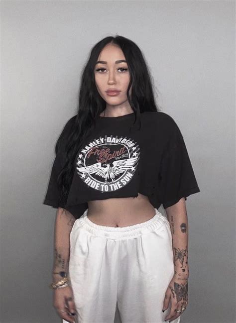 Noah Cyrus Goes Braless And Flashes Her Midriff In A Crop Top Artofit