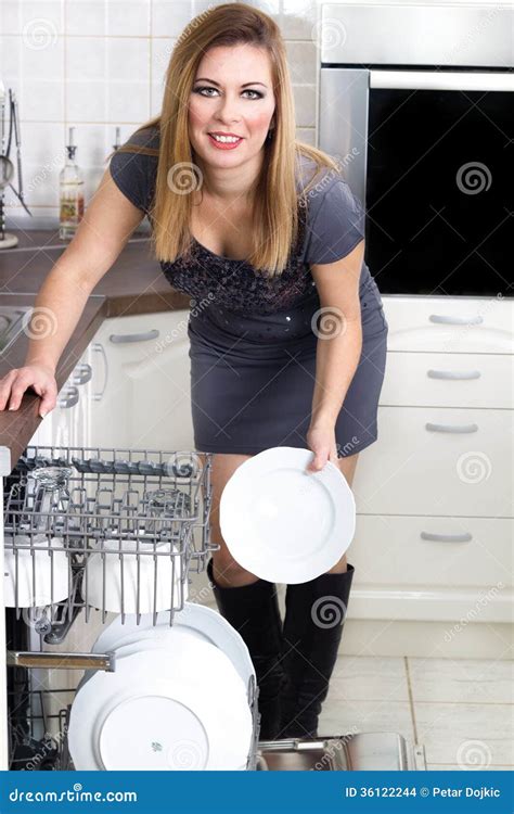 la femme au foyer sexy sort les plats du lave vaisselle photo stock image du mise cuisine
