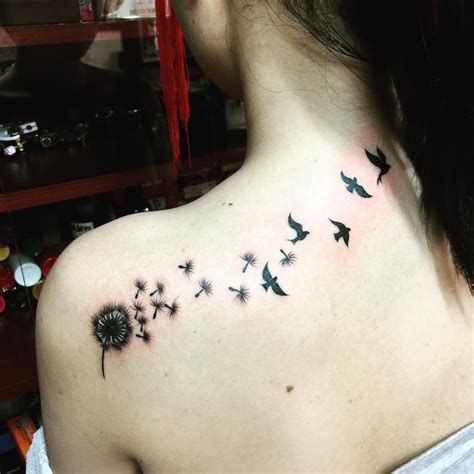 Und wenn du es nicht mehr magst, kannst du das temporäre tattoo ganz einfach wieder entfernen. tattoo vogel, frau mit schwarzer tätowierung am rücken | Pusteblume tattoo, Coole tattoos, Ideen ...