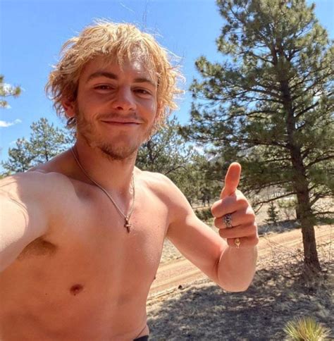 Thestarscomeouttoplay Ross Lynch Shirtless Barefoot