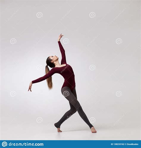 Danseuse De Jeune Femme Dans La Pose Marron De Maillot De