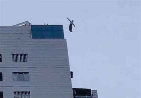 飛び降り自殺の動画2つ。彼女をむりやり道連れにして転落。。 グロ動画アンゴルモア