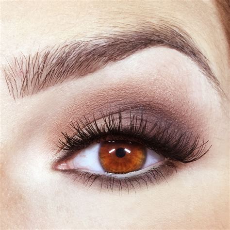 Pale purples, beige, gold, peach, pink, champagne, greens, blues, coral, copper, orange or even plum could be the accents you need for your smoky eye. Neutral Matte Smokey Eye | Tease and Makeup