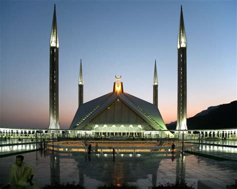 Masjid negara dikenal sebagai masjid terbesar ketigabelas di dunia. masjid ter_indah di dunia