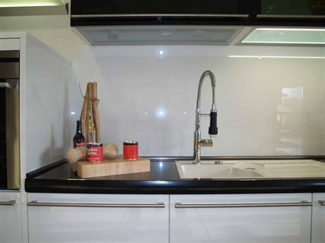 Weiße küchen wirken jedoch schnell kühl und langweilig. Weisse Kuchen Mit Dunkler Arbeitsplatte - Caseconrad.com