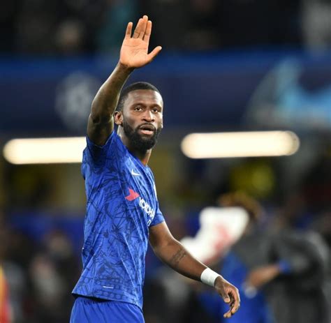 Im zweikampf zwischen den beiden schirmt cr7 den deutschen gekonnt ab und lupft den ball über rüdiger. Fußball: Rüdiger bei Chelsea-Sieg rassistisch beleidigt - WELT