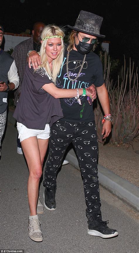 Tara Reid Shows Her Skinny Frame As She Dances The Day Away At Coachella Daily Mail Online