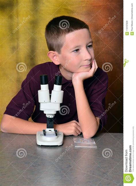 Muchacho Joven Que Usa Un Microscopio Imagen De Archivo Imagen De
