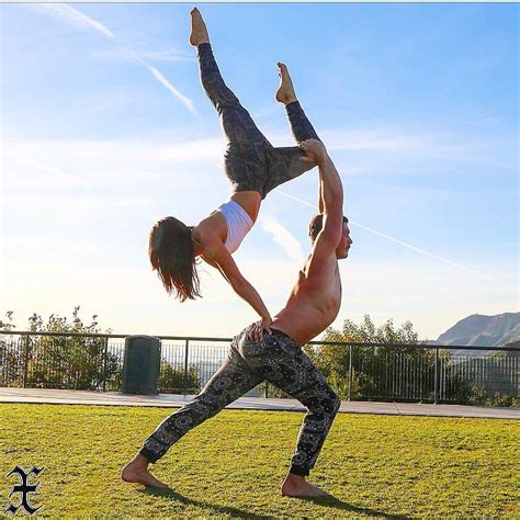 Learn basic principles of yoga and be guided in yoga poses. Foto na praia de 2 pessoas!! | Couples yoga poses