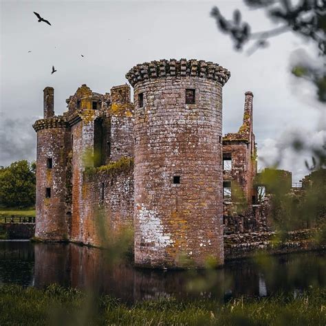 Scottish Castles 🏰🏴󠁧󠁢󠁳󠁣󠁴󠁿 On Instagram “presents Caerlaverock Castle