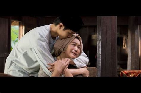 Zainab is so brokenhearted that her health declines. Di Bawah Lindungan Ka'bah (film) - Alchetron, the free ...