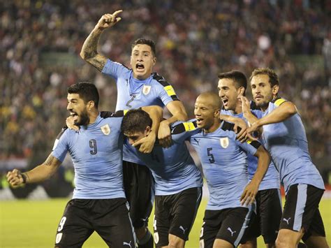 12 oktober 2011, 00.45 uur. Uruguay venció 2-1 a Paraguay en Asunción por ...