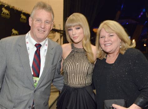 Inside Taylor Swifts Tight Bond With Her Mom And Dad E Online Ca