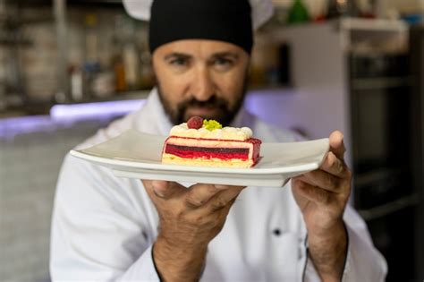 Retrato De Chef Masculino En La Cocina Con Plato De Postre Foto Gratis