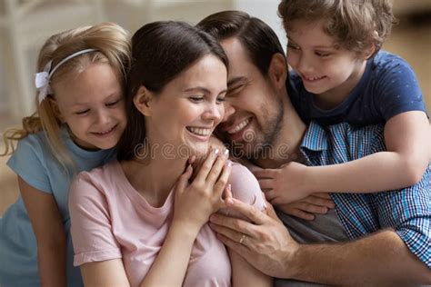 Feliz Familia Disfrutando Del Momento Tierno Padres E Hijos