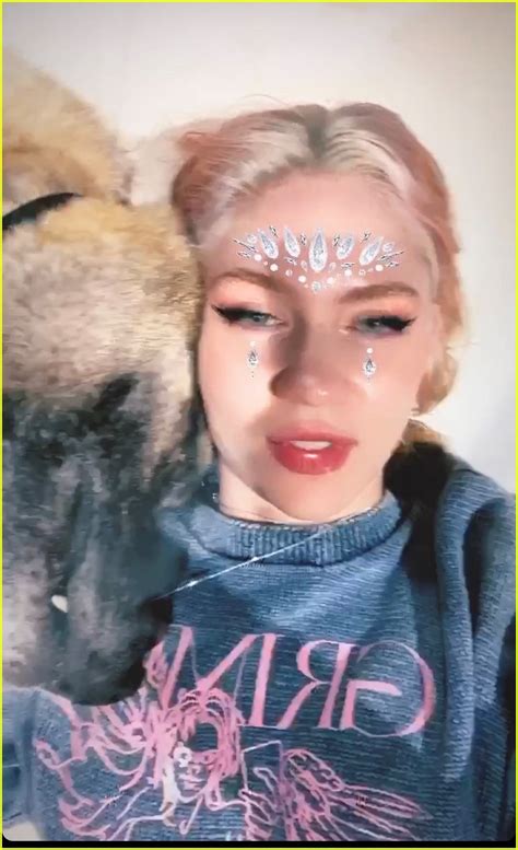 Grimes Shows Off Her Baby Bump Reveals Shes 7 Months Into Pregnancy