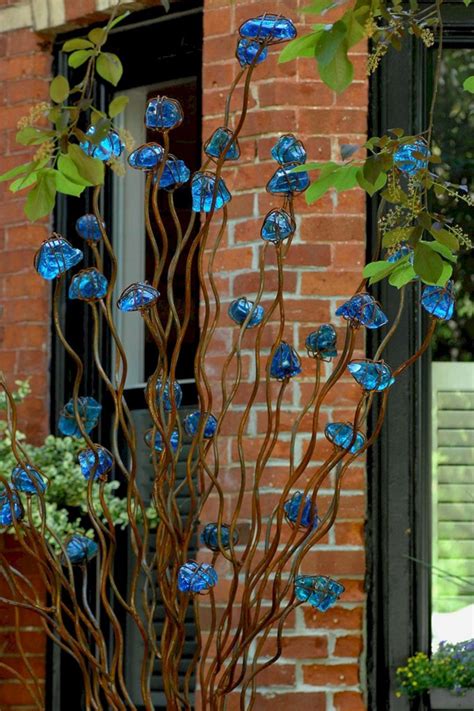 Easy 10 Diy Glass Yard Art Design Ideas For Your Garden Decor Yard Art Garden Art Glass