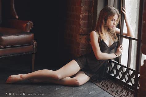 배경 화면 실내의 여성 여자들 모델 다리 바닥에 맨발 란제리 2560x1707 WallpaperManiac