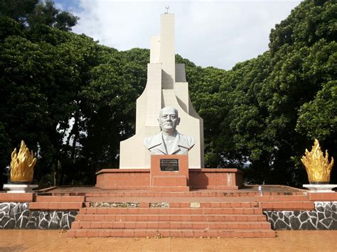 Sepasang Sepatu Hidup Taman Makam Pahlawan Nasional Sam Ratulangi Di